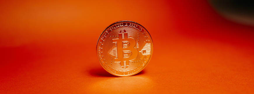 bitcoin cryptocurrency vs non fungible token